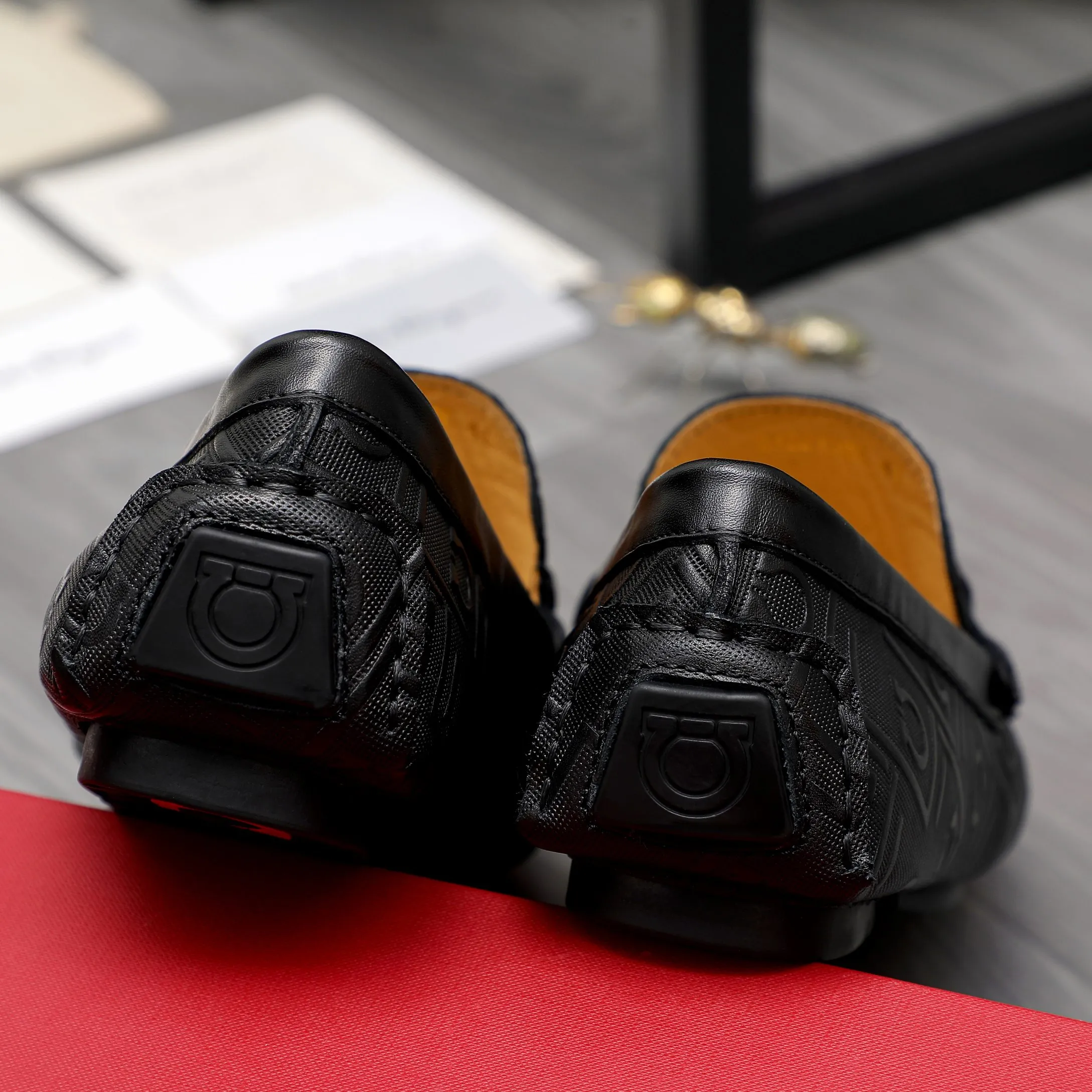 Men's shoes 💰400 Product trademark: Ferragamo "Ferragamo" casual slip-on shoes Regular size: 38-45 (45. Customized, non-returnable) Product materials: Selected embossed cowhide upper, pigskin lining, rubber outsole